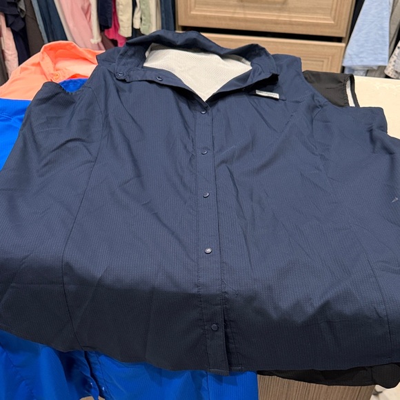 Women’s Columbia Sleeveless Shirts - set of 4 - Picture 3 of 11